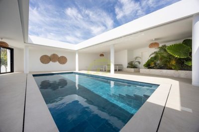 A breathtakingly designed detached property with immaculate features throughout