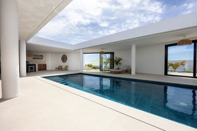 A breathtakingly designed detached property with immaculate features throughout