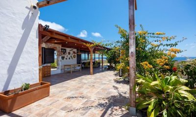 2 bedroom, 2 bathroom rustic finca with amazing views near Arrieta