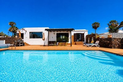 Delightful traditional style villa set on large plot in Playa Blanca