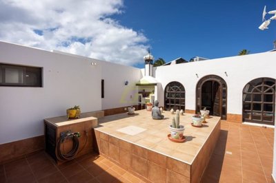 Delightful traditional style villa set on large plot in Playa Blanca