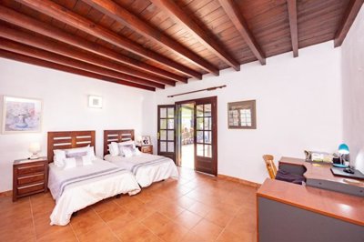 Delightful traditional style villa set on large plot in Playa Blanca