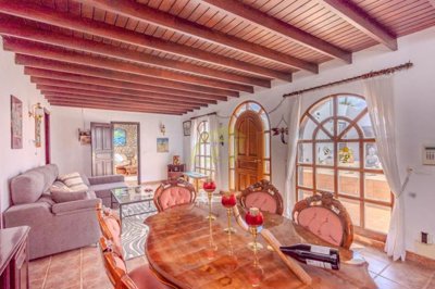 Delightful traditional style villa set on large plot in Playa Blanca