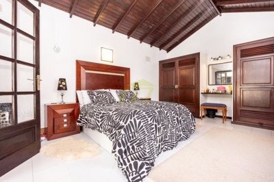 Delightful traditional style villa set on large plot in Playa Blanca