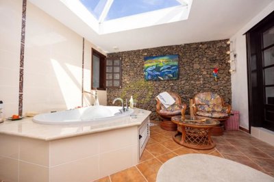 Delightful traditional style villa set on large plot in Playa Blanca