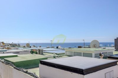 Spacious frontline property moments from the beach with a communal pool