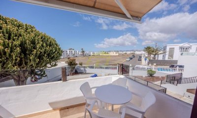 Renovated top floor apartment with pool views