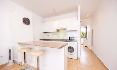 Renovated top floor apartment with pool views