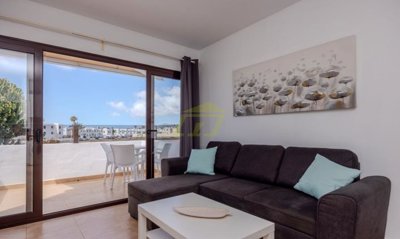 Renovated top floor apartment with pool views