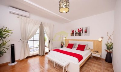 Top floor apartment with terrace, mountain views and off-road parking