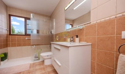 Top floor apartment with terrace, mountain views and off-road parking