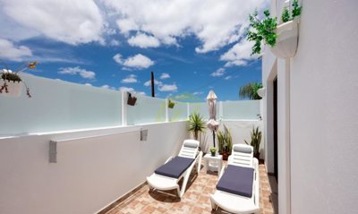 Top floor apartment with terrace, mountain views and off-road parking