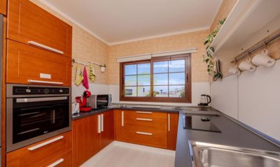 Top floor apartment with terrace, mountain views and off-road parking