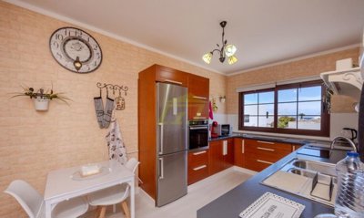 Top floor apartment with terrace, mountain views and off-road parking