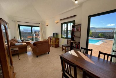 Fantastic 3 bedroom villa with a south facing terrace in Playa Blanca