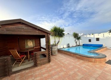 3 bedroom 2 bathroom bungalow with private pool, garden and driveway in Costa Teguise