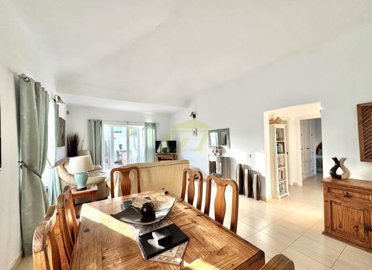 3 bedroom 2 bathroom bungalow with private pool, garden and driveway in Costa Teguise