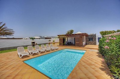 3 bedroom detached villa in Playa Blanca for sale