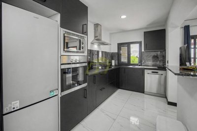 3 bedroom detached villa in Playa Blanca for sale