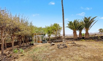 Traditional Canarian home with spacious gardens and versatile living spaces