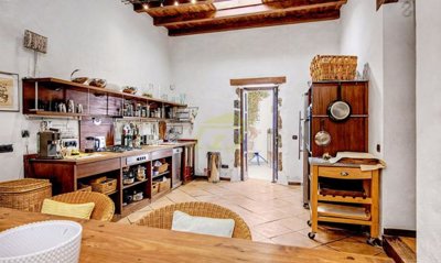Traditional Canarian home with spacious gardens and versatile living spaces