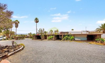 Traditional Canarian home with spacious gardens and versatile living spaces