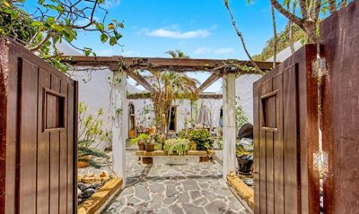 Traditional Canarian home with spacious gardens and versatile living spaces
