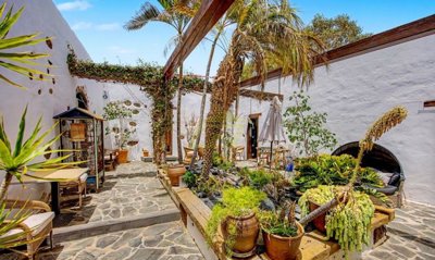 Traditional Canarian home with spacious gardens and versatile living spaces