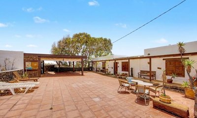 Traditional Canarian home with spacious gardens and versatile living spaces