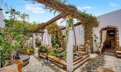 Traditional Canarian home with spacious gardens and versatile living spaces