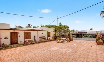 Traditional Canarian home with spacious gardens and versatile living spaces