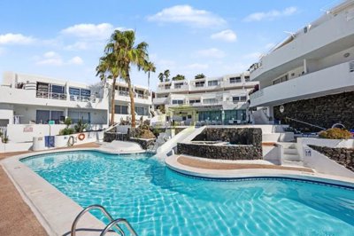 A beautifully renovated apartment with spectacular pool and sea views