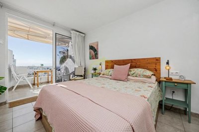 A beautifully renovated apartment with spectacular pool and sea views