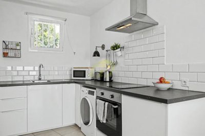 A beautifully renovated apartment with spectacular pool and sea views