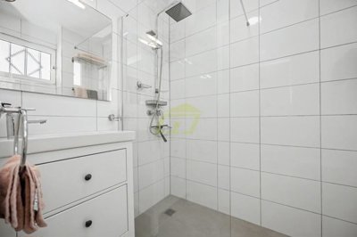 A beautifully renovated apartment with spectacular pool and sea views