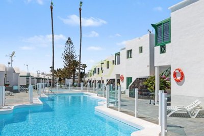 Private furnished apartment in gated community, minutes from the beach