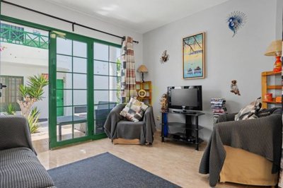 Private furnished apartment in gated community, minutes from the beach
