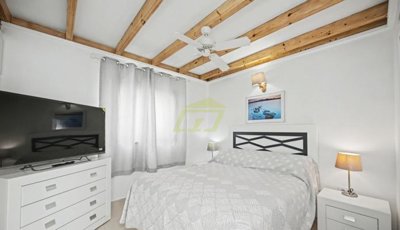 2 bed, 2 bath bungalow in frontline complex with communual pool and facilities
