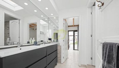 2 bed, 2 bath bungalow in frontline complex with communual pool and facilities