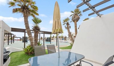 2 bed, 2 bath bungalow in frontline complex with communual pool and facilities
