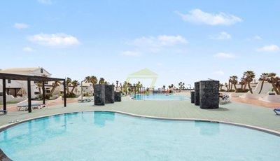 2 bed, 2 bath bungalow in frontline complex with communual pool and facilities