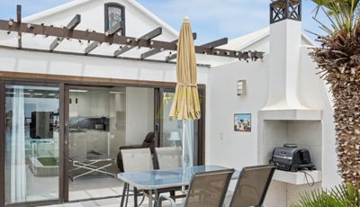 2 bed, 2 bath bungalow in frontline complex with communual pool and facilities