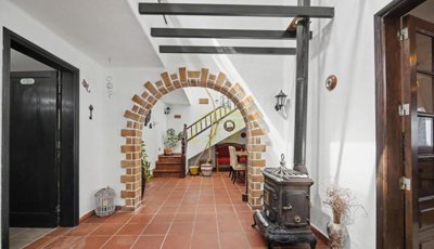 7 bedroom, 4 bathroom home with ample outdoor space and stunning views