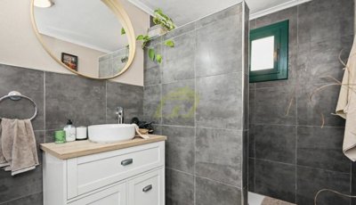 7 bedroom, 4 bathroom home with ample outdoor space and stunning views