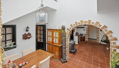 7 bedroom, 4 bathroom home with ample outdoor space and stunning views