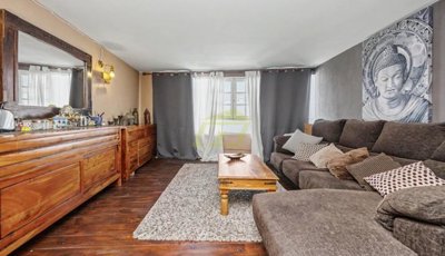 7 bedroom, 4 bathroom home with ample outdoor space and stunning views