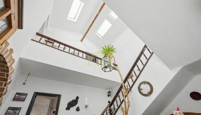 7 bedroom, 4 bathroom home with ample outdoor space and stunning views