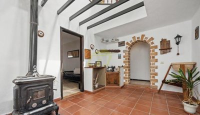 7 bedroom, 4 bathroom home with ample outdoor space and stunning views