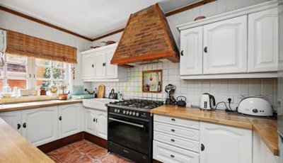 7 bedroom, 4 bathroom home with ample outdoor space and stunning views