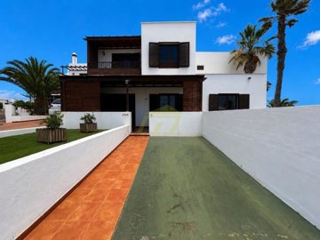3 bedroom, 2 bathroom duplex in El Palmeral, Costa Teguise